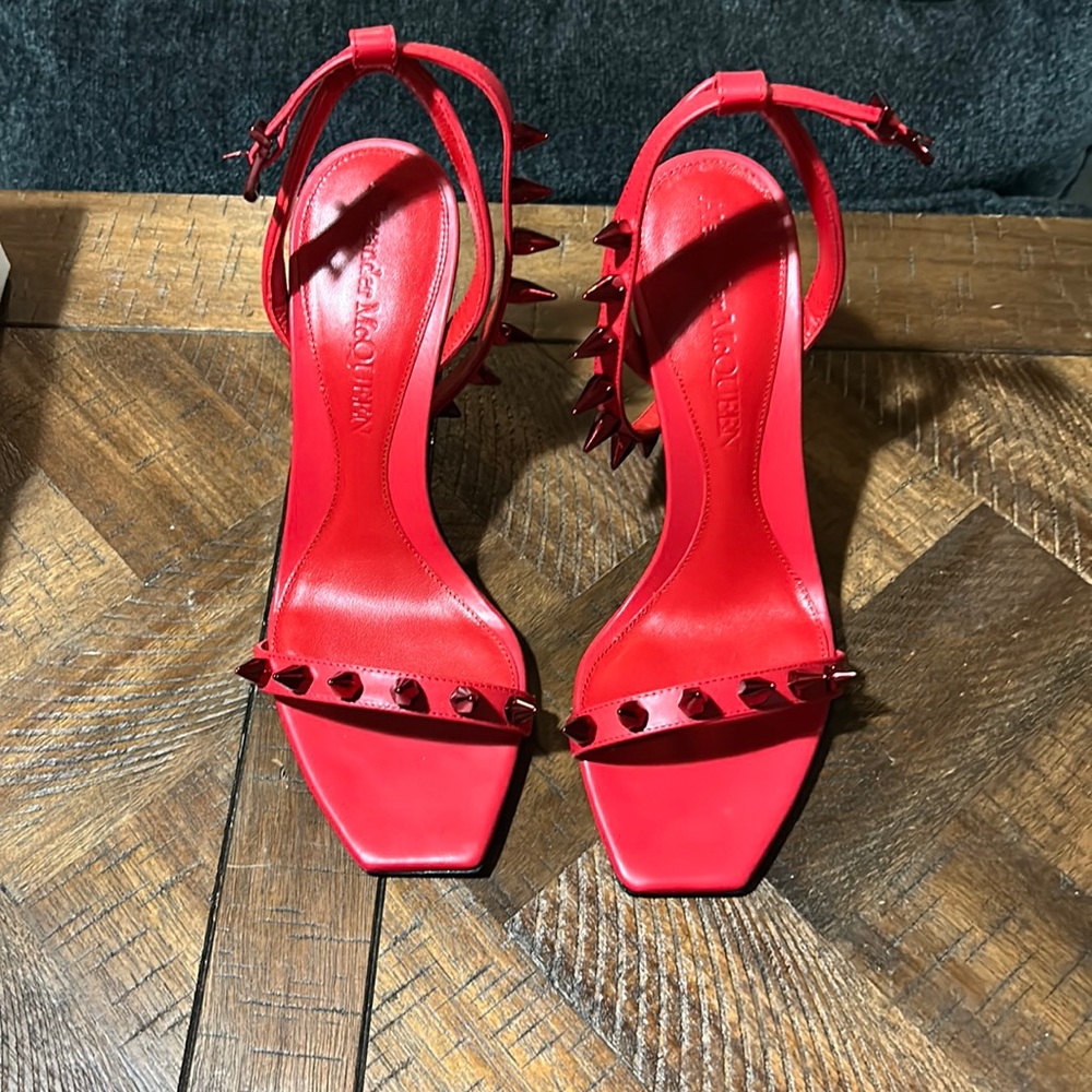 Alexander McQueen size 38 never worn